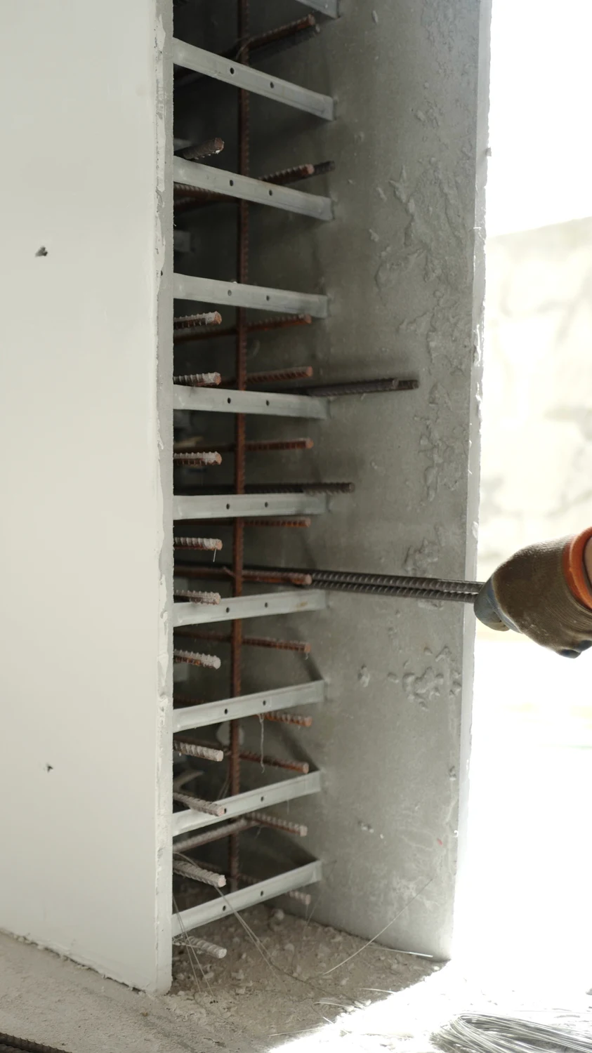 Horizontal connection bars wire-tied in the factory