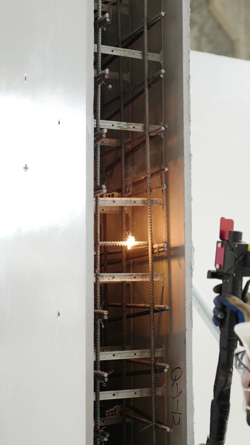 Laser rust removal on projecting bars